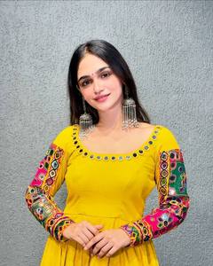 Navratri Special Indian Festival Party Wear Pure Rayon Digital Impreso Chine Stitch Real Mirror Work Top y Dupatta impresa - Product Image 2