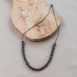 Cuentas redondas pulidas de Shungita de 0.24 pulgadas (6 mm), agujero de 0.06 pulgadas (1.5 mm) - Product Image 3