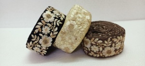 Fabriqué sur mesure en trois options de couleurs, rubans brodés à la machine dans divers motifs de fleurs pour robes de mariée de 2 pouces de largeur. - Product Image 2