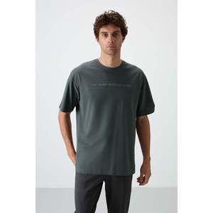 เสื้อยืดโอเวอร์ไซส์สีกากีสำหรับผู้ชายของแอร์ จอนส์พร้อมพื้นผิวเนื้อหนาและดีไซน์พิมพ์ลาย ผ้าคอตตอนผสมที่สวมใส่สบาย - Product Image 1
