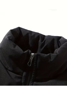 เสื้อแจ็คเก็ตพัฟเฟอร์สีดำแบบหนาบุนวมอย่างดี พร้อมปกคอตั้ง ปิดด้วยซิป กันลม เหมาะสำหรับฤดูหนาว สวมใส่สบายๆ  บุด้วยใยโพลีเอสเตอร์หนา - Product Image 4