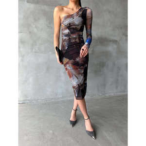 Vestido de Noche Beige de Tul con una Sola Manga - Product Image 5