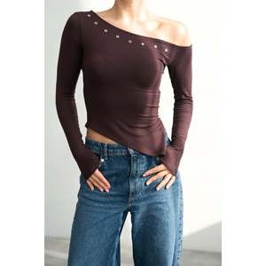 Blusa Marrón de un Solo Hombro - Product Image 1