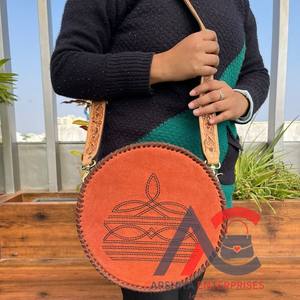 Vente chaude Designer rond botte point usiné à la main en cuir suédé sacs à bandoulière pour femmes Unique à la mode dames cantine sac à main - Product Image 1