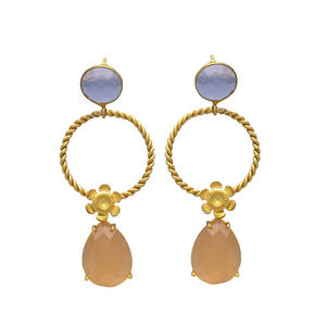 Pendientes colgantes de diseño único chapados en oro con gemas de calcedonia color melocotón y azul claro, pendientes de latón para niñas. - Product Image 1