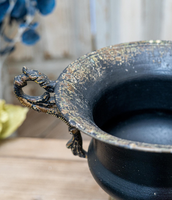 Urne décorative vintage noire et or en métal avec poignées à motifs, finition antique en fonte ou en aluminium, vase à fleurs décoratif