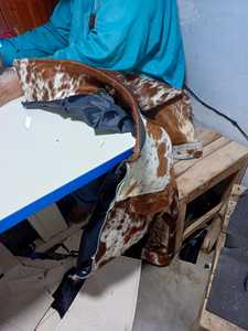 Chaqueta de invierno de cuero genuino para hombres Premium con pelo de vaca bordado para temporadas de otoño Primavera Verano - Product Image 3