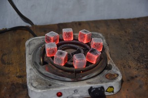 ถ่านก้อนถ่านก้อนถ่านก้อนมะพร้าวออแกนิกสีดำที่มีขี้เถ้าต่ำเป็นมิตรต่อสิ่งแวดล้อมผลิตโดยเครื่องจักร - Product Image 5