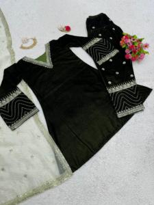 Ensemble haut et pantalon en velours de viscose pour soirée, de créateur indien, avec broderie lourde de fils et de sequins, et dupatta en soie organza - Product Image 3