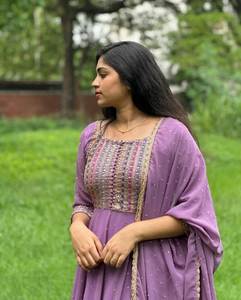 Kurtis avec pantalon, spécial Gujarat 2024, tendance et élégant, confort personnalisé, taille unique, confortable, design de col fantaisie - Product Image 2