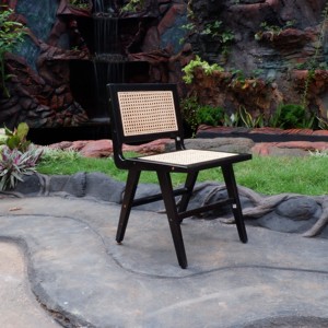 Chaise de salle à manger simple en bois de teck massif avec assise en rotin naturel et de haute qualité pour une utilisation intérieure et extérieure - Product Image 1