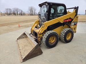 Chargeuse compacte sur pneus d'occasion 242D à deux vitesses avec godet frontal pour l'agriculture et la construction - Product Image 2