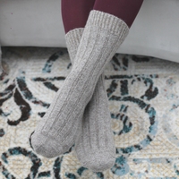 Chaussettes en laine de mouton mongole pure naturelle 100% pour adultes Chaussettes pour hommes en gris naturel avec motif tissé vertical et coupe ample