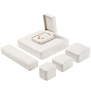 Boîtes à bijoux de luxe personnalisées pour bagues, colliers et accessoires de voyage, emballage cadeau pour la fabrication de bijoux Gymic Packing. - Product Image 1