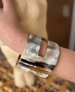 Bijoux à la main en corne de buffle naturelle, bracelet à manchette, bijoux de luxe fabriqués à la main - Product Image 4