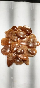 Alba Gems - Piedra Preciosa de Sunstone Dorada Natural, Moderna y Elegante, con Forma Mixta y Efecto de Luz para la Creación de Joyas - Product Image 2