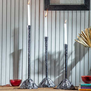 Ensemble de 3 bougeoirs en aluminium noir avec revêtement en poudre de haute qualité, très demandés pour la décoration de la maison pendant Pâques et Noël - Product Image 1