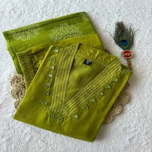 Conjunto de Kurti, Pantalón y Dupatta de Algodón Puro de Diseño VASTRA COTTAGE, con Bordado y Trabajo Artesanal con Espejos Reales, Ropa Étnica - Product Image 3