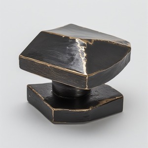 Perilla de puerta de metal Premium con acabado negro desgastado Forma redonda irregular Artesanal hecho a mano para interiores decorativos - Product Image 3