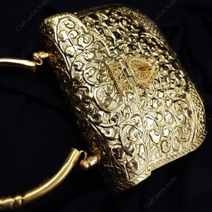 Sac de soirée en métal sculpté doré avec poignée arrondie, surface florale ornée, sac à main de luxe pour femmes, sac de soirée formel pour mariage, export - Product Image 1