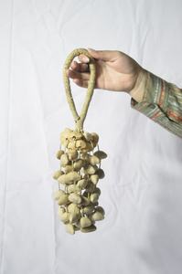 Maracas Étnicas Hechas a Mano con Cápsulas de Semillas Blancas BURAHOL KENARI, Soporte para Instrumento de Cuerda, de ID 7296453 - Product Image 2