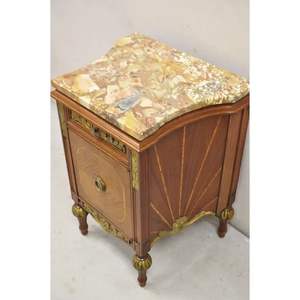 Exquisitas mesitas de noche de caoba de estilo francés con tapas de mármol y latón ornamentado Ormolu-Mesitas de noche hechas a mano para lujo Inter - Product Image 5