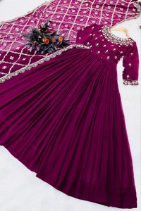 Hermoso vestido Anarkali bordado con Dupatta | Perfecto para bodas y festivales - Product Image 6
