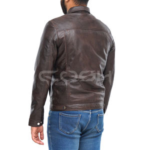 Chaqueta de cuero marrón para hombre con cuello vuelto, estilo camionero, con detalles de herrajes plateados en contraste y solapa abotonada distintiva. - Product Image 6