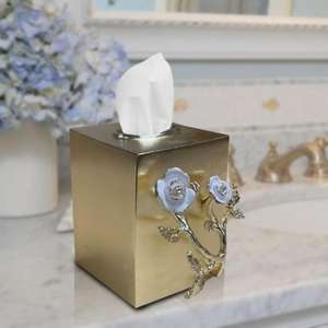 Servilletero de latón vintage con patrones de acabado dorado que agregan un toque de elegancia a la configuración formal de la Mesa de la cena - Product Image 2