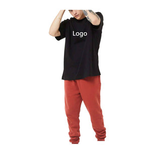 เสื้อยืดคอตตอนสีดำทรงโอเวอร์ไซส์สำหรับผู้ชาย พิมพ์ลายโลโก้ด้านหน้า แขนสั้น คอกลม ทรงพอดีตัว สไตล์ลำลอง - Product Image 4