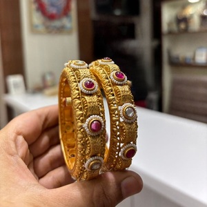 Étnico de alta calidad chapado en oro que se puede abrir dos juegos de brazaletes para bodas y funciones ocasiones colección de ropa para mujeres y niñas - Product Image 1