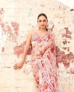 Exclusivo Saree de Georgette con Diseño de Diseñador y Blusa Elegante, con Estampados Florales a Mano, Estilo Étnico Moderno, Ideal para Fiestas - Product Image 2