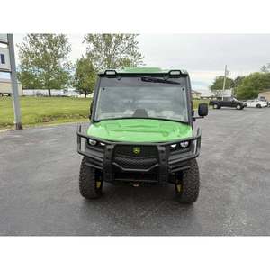 John Deeree XUV835R 4x4 Veicolo Utilitario Laterale con Motore e Alta Prestazione 1100KG - Product Image 1
