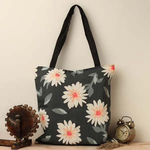 Sacs fourre-tout tendance Fields of Daisy pour femmes, en toile durable avec fermeture éclair, broderies, pompons, fleurs, lettres et motifs. - Product Image 1