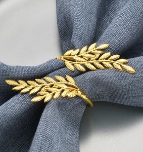 Anneau de serviette en feuille de ginkgo dorée artisanale, vaisselle en métal pour hôtel, restaurant, décoration d'événements, utilisation à domicile - Product Image 2