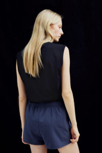 Short de sport bleu marine taille haute pour femme personnalisé respirant maigre à la mode brodé motif chaud en gros personnalisé - Product Image 6
