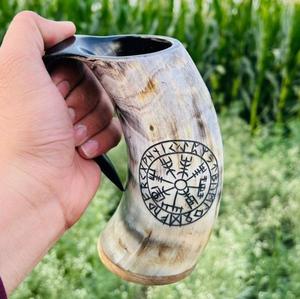 แก้วเบียร์ tankard ไวกิ้งทำด้วยมือจากเขาวัวที่เป็นมิตรกับสิ่งแวดล้อมสัตว์และศาสนาสไตล์สำหรับการเฉลิมฉลองฮาโลวีน - Product Image 1