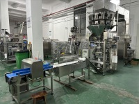 Machine d'emballage multifonctionnelle pour les collations, les chips de pommes de terre, les noix, les chips de banane et les fruits secs, machine d'emballage de pesage et de remplissage