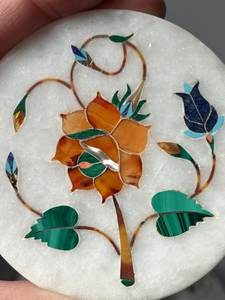 Ensemble de dessous-de-verre en marbre indien incrusté, fabriqué à la main avec de la malachite, du lapis-lazuli et de la nacre, 6 dessous-de-verre et un support - Product Image 4