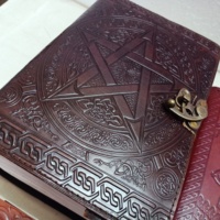 Carnets en cuir A3 sur mesure avec motifs celtiques occultes de sorcellerie, pierres des 7 chakras et arbre celtique étoilé en relief