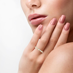 Anillo de compromiso de plata de ley chapado en oro para mujer con diamantes cultivados en laboratorio de talla brillante, engaste pavé a distancia y media eternidad - Product Image 6