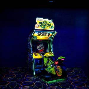Máquina de Carreras Arcade Raw Thrills Super Bikes 3 HD, 45x85x99 Pulgadas, 729 Libras, 110V, Verde/Amarillo - Product Image 1