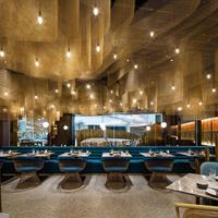 Meubles de restaurant modernes de luxe haut de gamme, chaises et table en velours saphir avec structure en métal pour hôtel