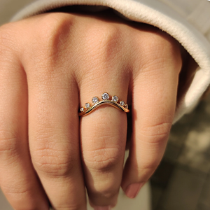 Bague de mariage incurvée en or 14K/18K pour femme, motif vague chevron, empilable, sertie de moissanite, bague couronne d'anniversaire - Product Image 3