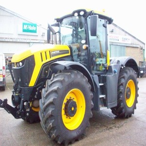 Tractores J.C.B Fastrac 4220 usados a bajo precio, equipo diseñado para largas jornadas de trabajo en sitios de construcción y agrícolas. - Product Image 1