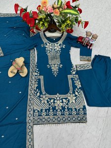 Conjunto de Top y Pantalón de Chinon con Bordado Pesado de Hilo y Lentejuelas para Fiesta de Bodas de Diseñador Indio con Dupatta Bordada de Chinon - Product Image 6