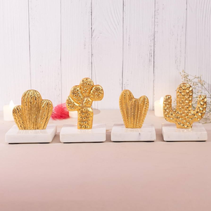 Artículo decorativo de planta de Cuctus de latón con base cuadrada de mármol 4 diseño de plantas diferentes Artículo decorativo de latón - Product Image 1