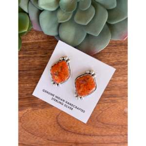 Pendientes de botón hechos por Navajoos en oro de 14K y 18K con coral rojo, plata de ley y diamantes, con engaste de bisel en forma de corazón geométrico - Product Image 2