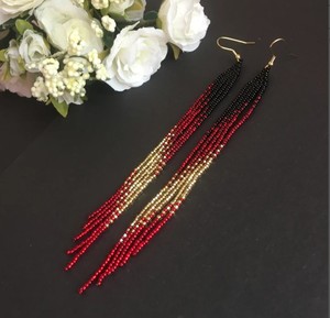 Boucles d'oreilles tendance de luxe de qualité supérieure, très longues, noires, rouges et dorées, avec pampilles perlées - Product Image 2