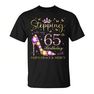 Camiseta con la frase: Entrando a mi 65.º cumpleaños con la gracia y misericordia de Dios - Product Image 2
